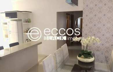 Imagem: A casa possui 3 Dormitórios, 3 Banheiros, 2 Vagas na garagem