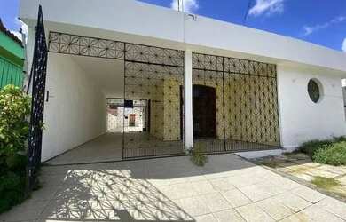 Imagem: A casa possui 3 Dormitórios, 2 Banheiros, 3 Vagas na garagem