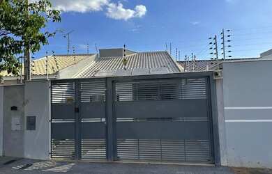 Imagem: A casa possui 3 Dormitórios, 3 Banheiros, 2 Vagas na garagem