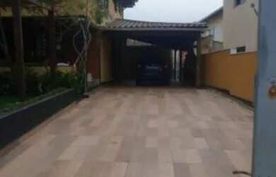 Imagem: A casa possui 3 Dormitórios, 4 Vagas na garagem e está localizado