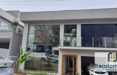 Imagem: A casa em condomínio possui 5 Dormitórios, 5 Banheiros, 2