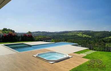 Imagem: A casa possui 4 Dormitórios, 5 Banheiros, 3 Vagas na garagem