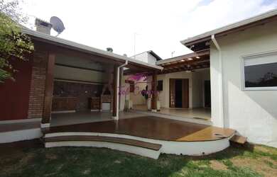 Imagem: A casa em condomínio possui 3 Dormitórios, 3 Banheiros, 2