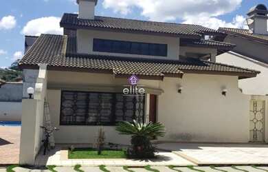 Imagem: A casa possui 3 Dormitórios, 4 Banheiros, 2 Vagas na garagem