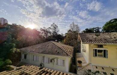 Imagem: A casa em condomínio possui 3 Dormitórios, 2 Banheiros, 2