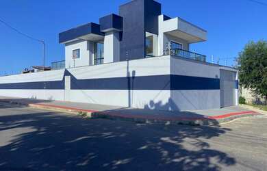 Imagem: A casa possui 4 Dormitórios, 3 Banheiros, 4 Vagas na garagem