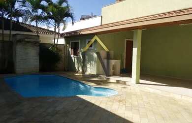 Imagem: A casa possui 3 Dormitórios, 5 Banheiros, 4 Vagas na garagem