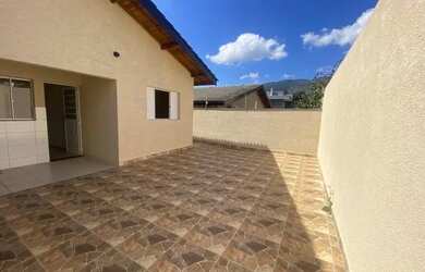 Imagem: A casa possui 3 Dormitórios, 2 Banheiros, 3 Vagas na garagem