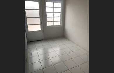 Imagem: A casa possui 2 Dormitórios, 1 Banheiro, 3 Vagas na garagem