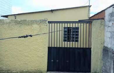 Imagem: A casa possui 1 Dormitório, 1 Banheiro, 1 Vaga na garagem