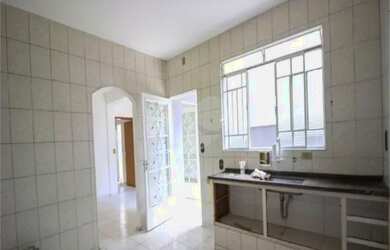 Imagem: A casa possui 1 Dormitório, 1 Banheiro, 1 Vaga na garagem