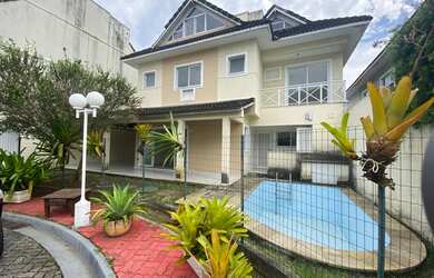 Imagem: A casa em condomínio possui 4 Dormitórios, 5 Banheiros, 3