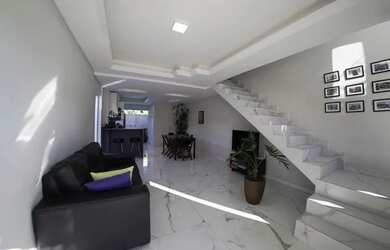 Imagem: A casa possui 2 Dormitórios, 1 Banheiro, 2 Vagas na garagem