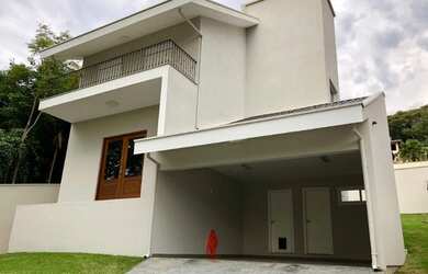 Imagem: A casa possui 4 Dormitórios, 4 Banheiros, 2 Vagas na garagem