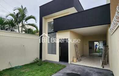 Imagem: A casa possui 3 Dormitórios, 2 Banheiros, 2 Vagas na garagem