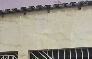 Imagem: A casa possui 4 Dormitórios, 2 Banheiros, 1 Vaga na garagem