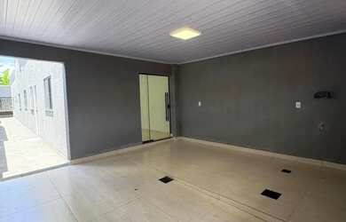 Imagem: A casa possui 3 Dormitórios, 2 Banheiros, 2 Vagas na garagem