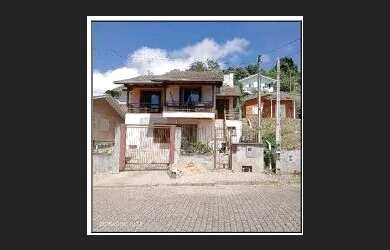 Imagem: A casa possui 4 Dormitórios, 1 Banheiro, 1 Vaga na garagem