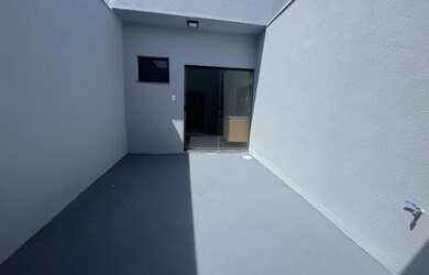 Imagem: A casa possui 1 Dormitório, 1 Banheiro, 1 Vaga na garagem