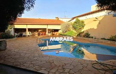 Imagem: A casa possui 3 Dormitórios, 3 Banheiros, 4 Vagas na garagem