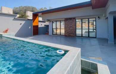 Imagem: A casa possui 4 Dormitórios, 5 Banheiros, 5 Vagas na garagem