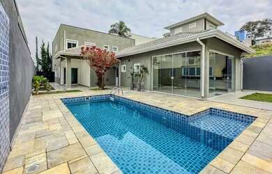 Imagem: A casa em condomínio possui 4 Dormitórios, 4 Banheiros, 5