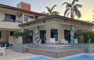 Imagem: A casa possui 4 Dormitórios, 5 Banheiros, 4 Vagas na garagem