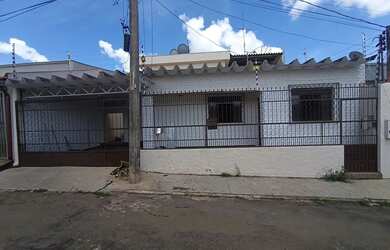 Imagem: A casa possui 5 Dormitórios, 4 Banheiros, 1 Vaga na garagem