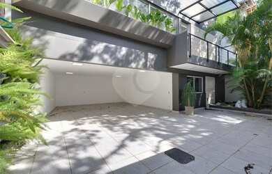 Imagem: A casa possui 4 Dormitórios, 4 Banheiros, 4 Vagas na garagem