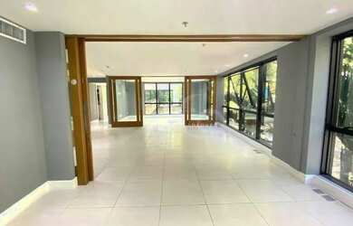 Imagem: O depósito à venda possui e está localizado em Barra da