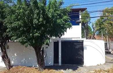 Imagem: A casa possui 1 Dormitório, 3 Banheiros, 2 Vagas na garagem