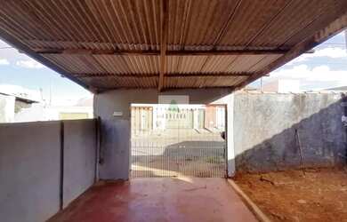 Imagem: A casa possui 3 Dormitórios, 1 Banheiro, 1 Vaga na garagem