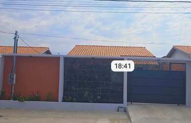 Imagem: A casa possui 2 Dormitórios, 1 Banheiro, 2 Vagas na garagem