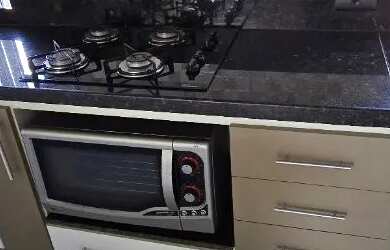 Imagem: O apartamento possui 2 Dormitórios, 1 Banheiro, 1 Vaga na garagem