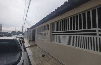 Imagem: A casa possui 5 Dormitórios, 3 Banheiros, 3 Vagas na garagem