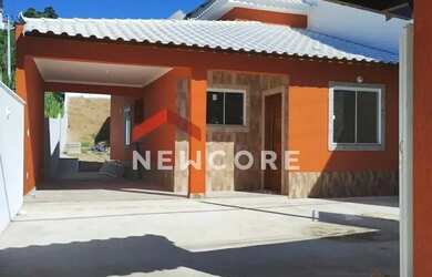 Imagem: A casa possui 2 Dormitórios, 2 Banheiros, 2 Vagas na garagem