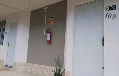 Imagem: A casa possui 1 Dormitório, 1 Banheiro, 1 Vaga na garagem