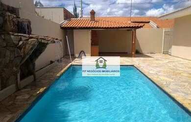 Imagem: A casa possui 4 Dormitórios, 5 Banheiros, 4 Vagas na garagem