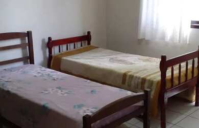 Imagem: A casa possui 3 Dormitórios, Acomodam 9 pessoas, 1 Vaga na