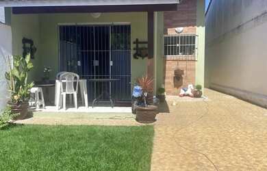 Imagem: A casa possui 2 Dormitórios, 3 Banheiros, 2 Vagas na garagem