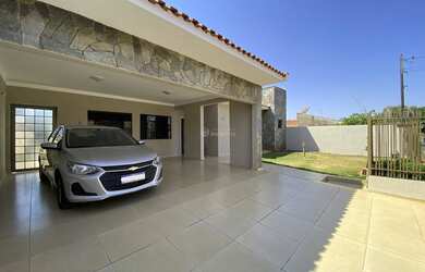 Imagem: A casa possui 3 Dormitórios, 3 Banheiros, 2 Vagas na garagem