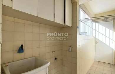 Imagem: O apartamento possui 3 Dormitórios, 1 Banheiro, 2 Vagas na