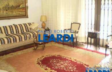 Imagem: O depósito possui 5 Vagas na garagem, 700m² de Área e está