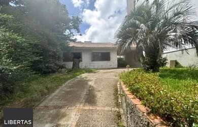 Imagem: A casa possui 3 Dormitórios, 2 Banheiros, 4 Vagas na garagem