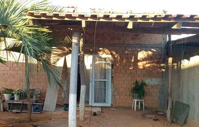 Imagem: A casa possui 1 Dormitório, 1 Banheiro, 2 Vagas na garagem