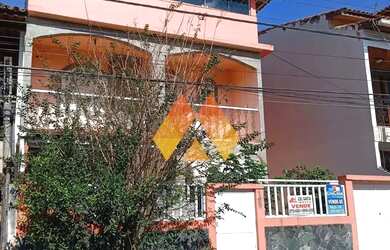 Imagem: A casa possui 3 Dormitórios, 2 Banheiros, 5 Vagas na garagem