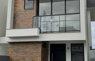 Imagem: A casa possui 3 Dormitórios, 3 Banheiros, 2 Vagas na garagem