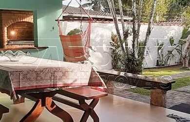 Imagem: A casa possui 3 Dormitórios, 2 Banheiros, 2 Vagas na garagem