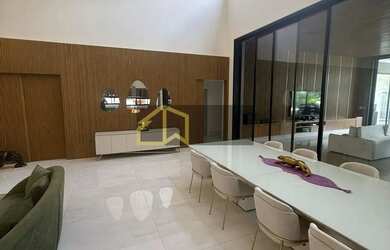 Imagem: A casa em condomínio possui 5 Dormitórios, 5 Banheiros, 5