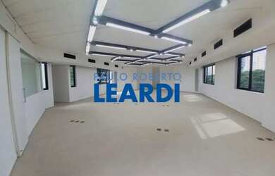 Imagem: O depósito possui 2 Vagas na garagem e 140m² de Área e está